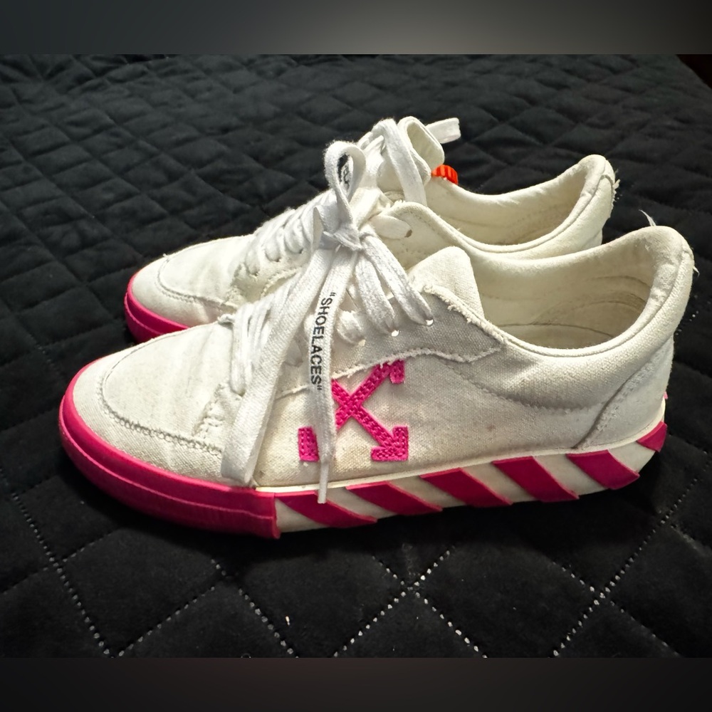 OFF-WHITE c/o Virgil Abloh Hot Pink Sneakers